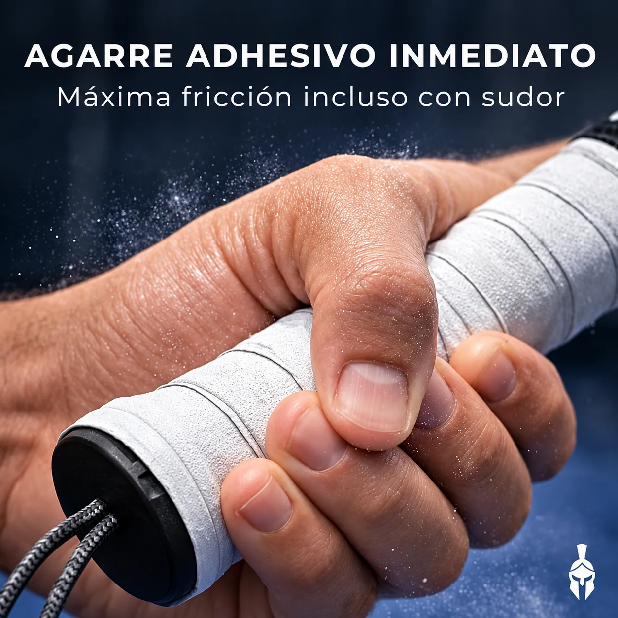 Mano sujetando con firmeza la empuñadura de una pala tratada con el spray